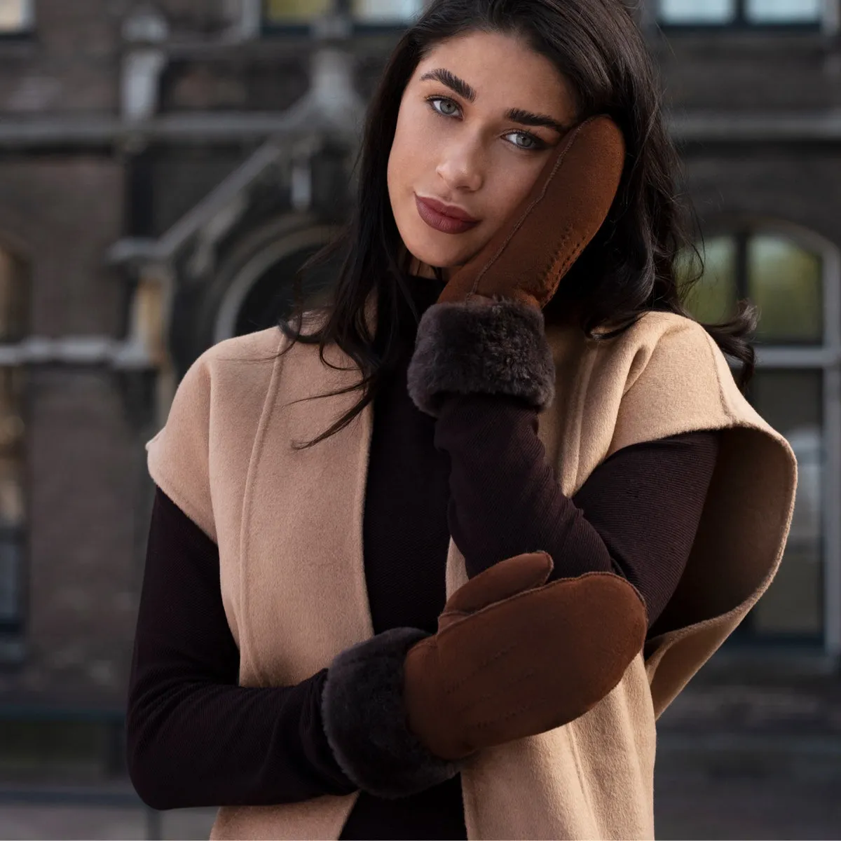 Beauvoire - suede mittens with luxurious sheep fur lining