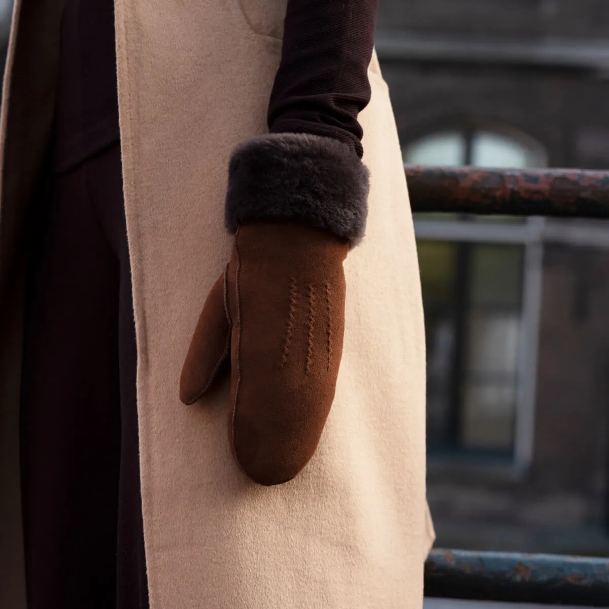 Beauvoire - suede mittens with luxurious sheep fur lining