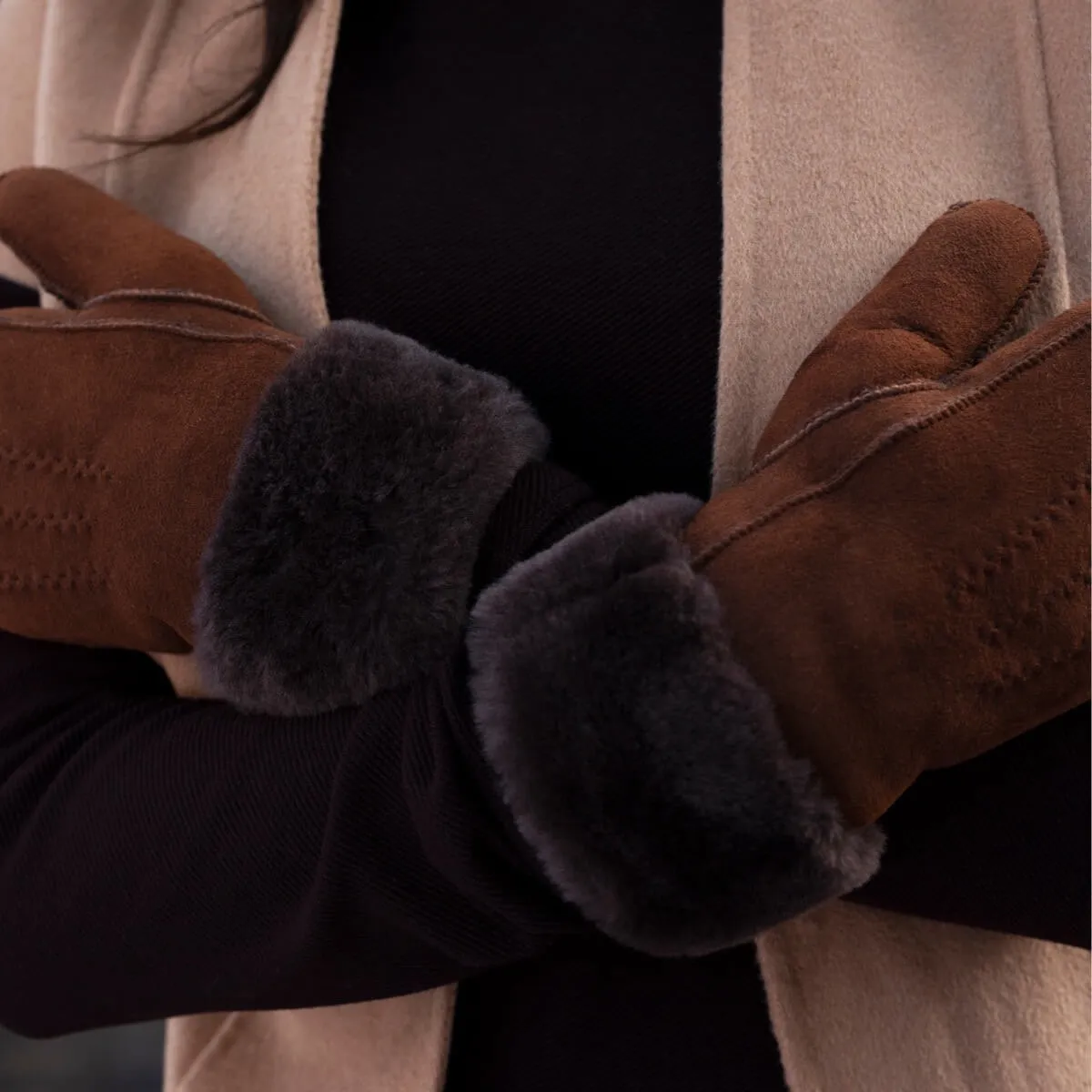 Beauvoire - suede mittens with luxurious sheep fur lining